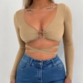Sexy crop top kaki con profondo scollo a V, anello in metallo e lacci incrociati in vita - S / Beige