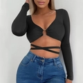 Top corto sexy nero a maniche lunghe con scollo a V, anello in metallo e lacci - S / Nero