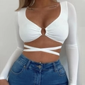 Top corto bianco a maniche lunghe con scollo a V, lacci in vita e anello metallico - S / Bianco