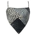 Detail von Leopard-Print Crop Top mit dünnen Trägern und asymmetrischem Bandana-Saum - S / Schwarzer Leopard