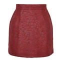 Détail du tissu jacquard léopard rouge sur cette mini-jupe à taille haute élégante - Bordeaux