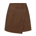 Detail van koffiebruine suède minirok met hoge taille en asymmetrische overslagsluiting - S / Bruin