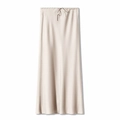 Détail d'une jupe longue en satin beige à taille haute avec cordon et texture soyeuse - S / Beige