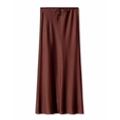 Détail d'une jupe longue en satin à taille haute avec cordon et texture rouge rouille - S / Chocolat