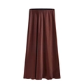 Dettaglio della vita alta elastica e del tessuto in raso marrone della gonna maxi - S / Cioccolato