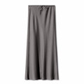 Détail d'une jupe longue en satin gris foncé avec cordon de serrage à la taille élastique - S / Gris