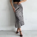 Elegante gonna midi in raso a vita alta con stampa leopardata bianca e nera effetto seta - S / Stampa Leopardata Bianca