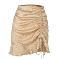 Détail d'une jupe en satin léopard champagne avec cordons de serrage latéraux - Beige
