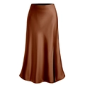 Vue détaillée d'une jupe mi-longue en satin chocolat avec fente et texture soyeuse - Marron