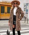 Outdoor-Streetstyle-Ansicht eines Damen-Webpelzmantels mit Leopardenmuster und Revers - S / Gelber Leopard