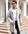 Vista esterna di un cappotto da uomo in ecopelliccia grigia con ampio collo a revers - S / Mix Bianco Volpe delle Nevi