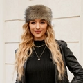 Cappello di pelliccia sintetica color talpa indossato da modella per calore e stile - Pelliccia Lunga Gialla