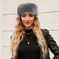 Dettaglio fascia in finta pelliccia grigia da donna, accessorio invernale caldo e spesso - Bianco e Grigio