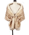 Gros plan d'un châle épais en fausse fourrure de renard marron et beige sur un mannequin - Châle en Fausse Fourrure (P0022) / 148x33cm / Dégradé Beige Pointes