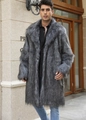 Dettaglio cappotto lungo in pelliccia sintetica grigio scuro con collo a rever ampio - S / Pelliccia Lunga Bianco Grigio
