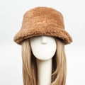 Vista frontal detallada del sombrero de pescador en suave piel sintética de color camel - Talla única / Camello Claro