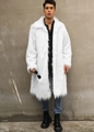 Dettaglio di un cappotto lungo da uomo in finta pelliccia bianca con texture spessa - Bianco