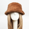 Detalle de gorro de pescador de pelo sintético marrón con suave textura de felpa para invierno - Talla única / Camel Oscuro