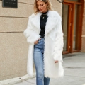 Elegante cappotto in ecopelliccia bianca con ampi revers e una morbida texture alla moda - S / Bianco