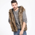 Détail du gilet en fausse fourrure marron pour homme avec capuche et doublure douce - S / Longue Fourrure Jaune
