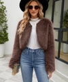 Giacca corta chic in finta pelliccia marrone con top bianco e jeans in denim blu - S / Cachi