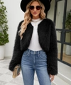 Giacca corta in ecopelliccia nera da donna con jeans blu e un elegante cappello nero - S / Nero