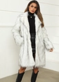 Vista a figura intera di un cappotto lungo in finta pelliccia bianca con punte nere - S / Mix Bianco Volpe delle Nevi
