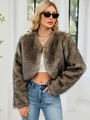 Détail de la texture douce en fausse fourrure sur cette veste courte marron pour femmes - Rayé Camel