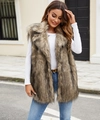 Dettaglio del gilet in ecopelliccia marrone con revers oversize e finitura a pelo lungo soffice - S / Marrone Nero Misto