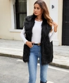 Scatto all'aperto di un gilet nero in ecopelliccia con jeans blu per un look autunnale - S / Nero
