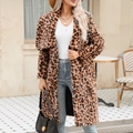 Dettaglio della trama leopardata su un cappotto lungo in ecopelliccia con ampi rever - S / Leopardo Giallo