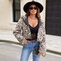 Giacca corta in pelliccia sintetica con cappuccio e stampa leopardata versione variante - S / Leopardo Bianco