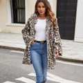 Schicker mittellanger Damen-Leopardenmantel aus Kunstpelz mit stilvollem schwarzem Ledergürtel - S / Weißer Leopard