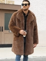 Dettaglio del cappotto in ecopelliccia marrone con trama fitta e revers elegante - S / Marrone Dorato