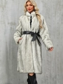 Cappotto lungo in ecopelliccia da donna con collo alto e cintura con fiocco in pelle - S / Grigio Chiaro Texturizzato (Volpe delle Nevi)