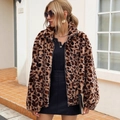 Damen Kunstpelzjacke mit Leopardenmuster, Stehkragen und Reißverschluss in Brauntönen - S / Leopardenmuster