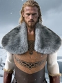 Détail du costume de guerrier viking avec col en fausse fourrure grise et gilet cuir - Rayé Gris