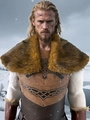 Détail d'une armure viking en cuir avec col en fausse fourrure et totem nordique gravé - Rayé Jaune