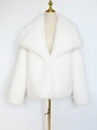 Giacca corta in ecopelliccia bianca da donna con ampi revers e texture soffice su manichino - XS / Bianco
