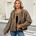 Cardigan court en fausse fourrure marron avec texture moelleuse pour un style urbain chic - S / Rayé Camel