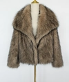 Détail de la texture épaisse et du large revers de ce manteau en fausse fourrure marron - Camel avec pointes noires