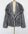 Détail d'un manteau en fausse fourrure grise avec texture moelleuse et grand col à revers - Pointes Grises