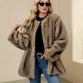 Cappotto di media lunghezza in pelliccia sintetica marrone con top nero e jeans blu - S / Righe Cammello