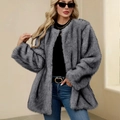 Cappotto donna caldo media lunghezza in pelliccia sintetica grigia con design aperto - S / Righe Grigie