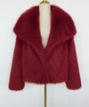 Manteau court en fausse fourrure pour femmes en rouge foncé avec un col à revers - Bordeaux