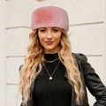 Nahaufnahme des rosa Kunstpelz-Stirnbandes mit weicher Textur und flauschiger Wärme - Kurzhaar / Rosa