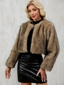 Détail de la texture en fausse fourrure marron et col rond sur veste courte - S / Rayé Camel