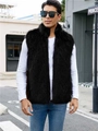 Vue détaillée du gilet en fausse fourrure noire pour homme avec texture longue et moelleuse - Noir