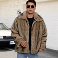 Herren Winterjacke aus Pelzimitat in Hellbraun mit warmem Reverskragen und Plüschtextur - S / Kamel Gestreift