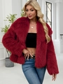 Giacca corta in ecopelliccia color bordeaux indossata da modella con gioielli dorati - S / Borgogna